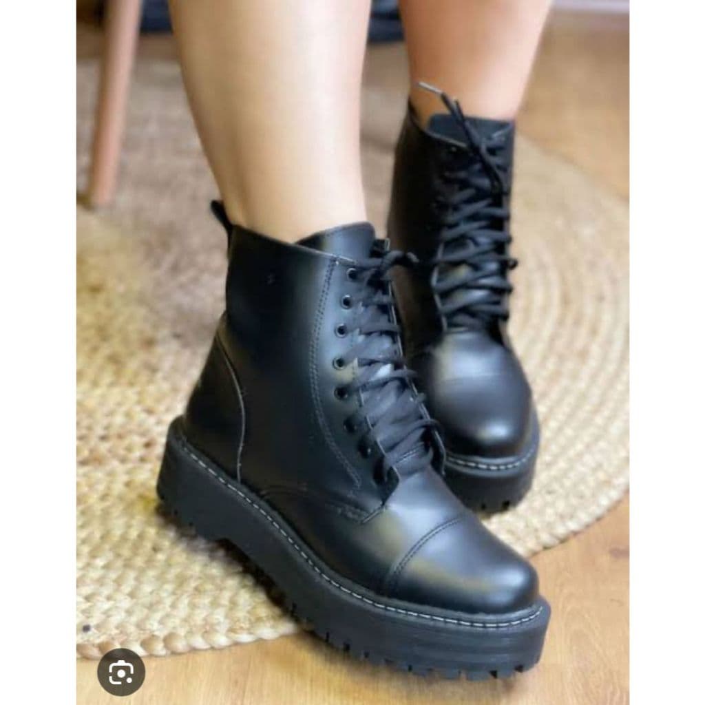 Bota Chelsea Coturno Feminina Com Cadarço Preto Fosco Sola Antiderrapante