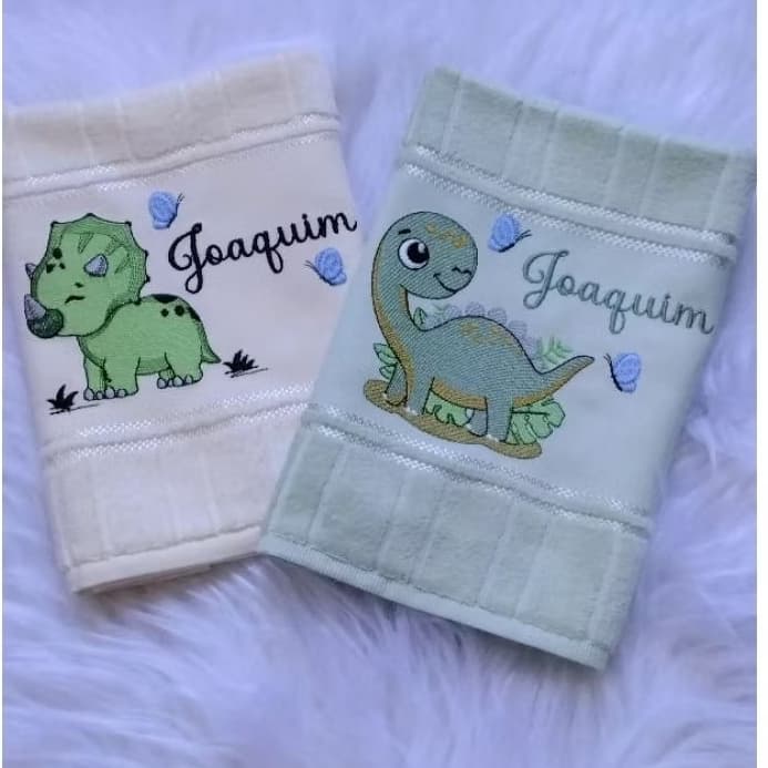 kit 2 toalhas de boca personalizada com nome e desenho tema  dinossauro.