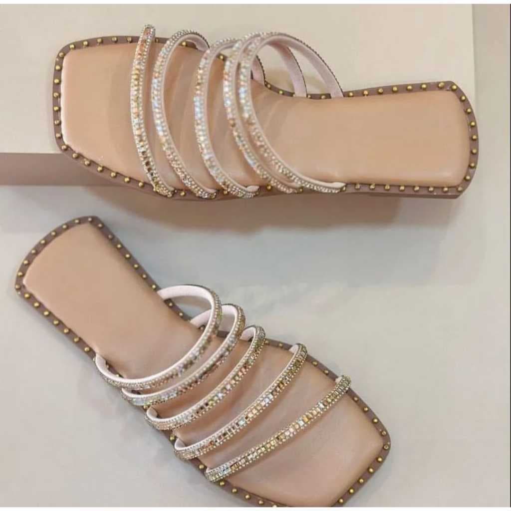 Sandália Rasteira com Brilho  Moda e Conforto para Quem Adora Estilo e Brilho