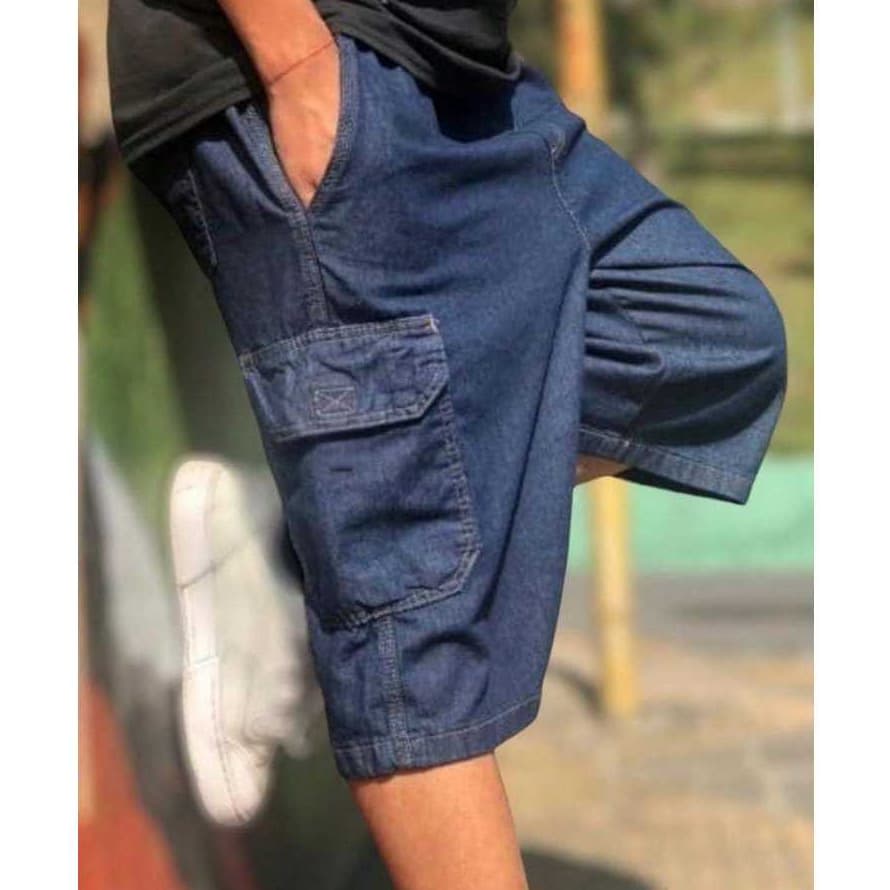 bermuda cargo jeans escuro possui 5 bolsos e regulagem na cintura