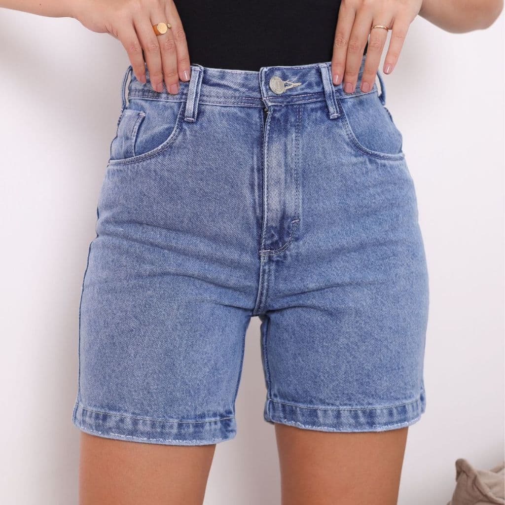 Short Bermuda Jeans Feminina Cintura Alta Lavagem Clara Comfort com bolso traseiro e frontal.