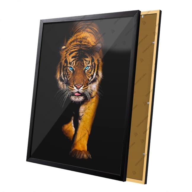 Quadro Tigre Com Andar Imponente Fundo Preto Moldura e Vidro