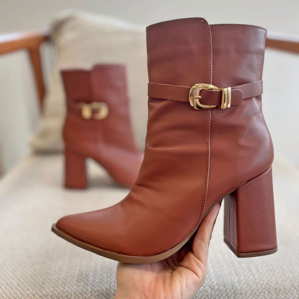 Bota Feminina Cano Médio Com Bico Fino e Salto Bloco
