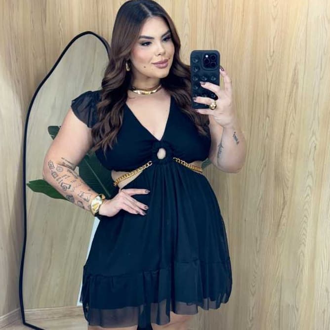 Vestido Plus Size Curto Tule Feminino  Preto Balada  com Corrente Dourada – Elegância, Conforto e Estilo de festa