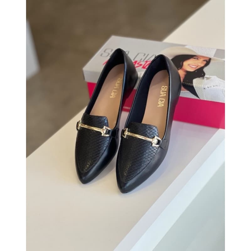 Sapatilha Preta de Bico Fino Com Detalhe Dourado