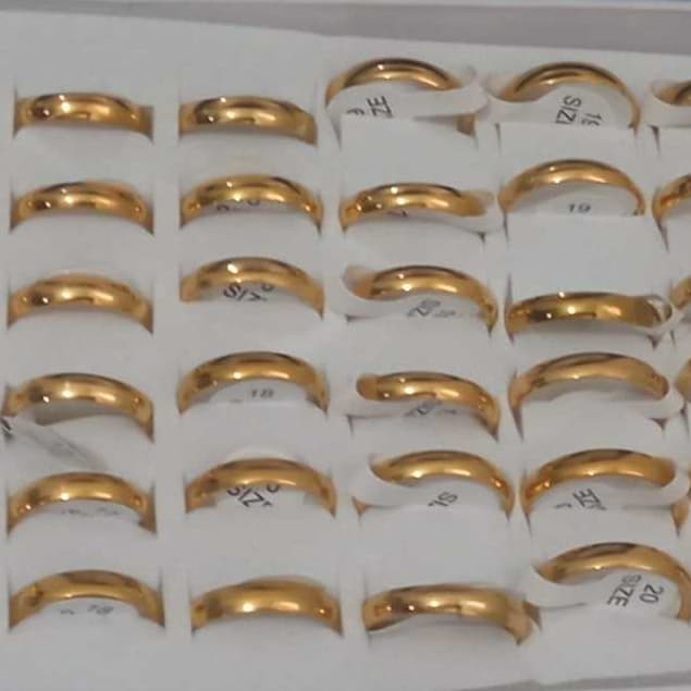 CAIXA DE ALIANÇAS MODELO TRADICIONAL 4MM E 1MM DO 16 AO 20 AÇO INOXIDÁVEL DOURADAS 36 UNIDADES