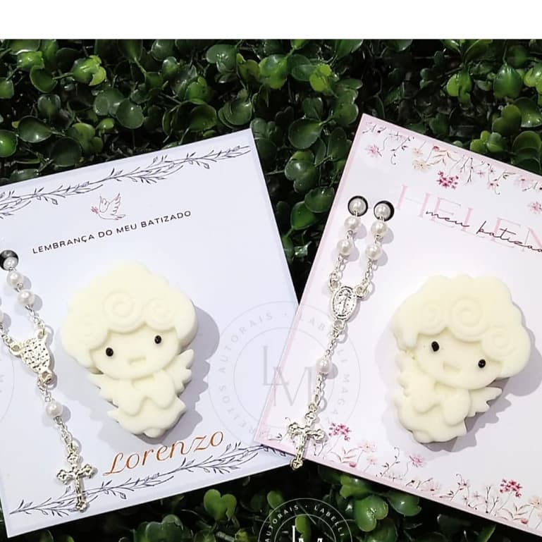 KIT VELA ANJINHO PERFUMADO NO TAG OU LATA PERSONALIZADO PARA LEMBRANCINHAS DE  BATIZADO, CRISMA, PRIMEIRA COMUNHÃO.