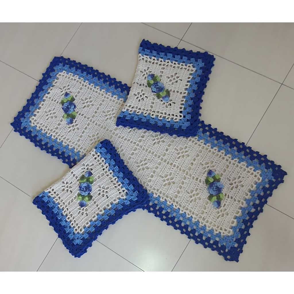 Jogo de Passadeira em Crochê Borda Colorida/Flor Barroca - Tapete Cozinha - Azul Claro e Azul Escuro - 3 pçs