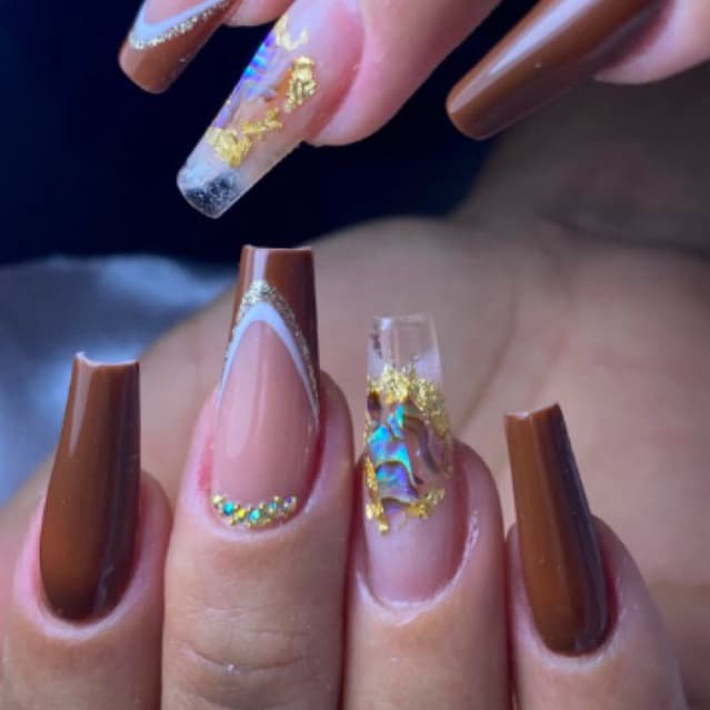 unha postiça realista soft gel pronta para aplicação encapsulada marrom com dourado formato bailarina