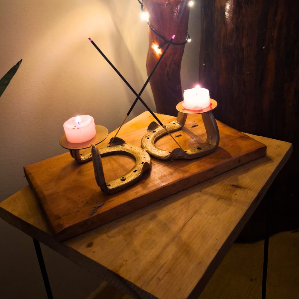 PORTA-VELAS RÚSTICO ARTESANAL FERRADURA | SUPORTE DUPLO VELAS E INCENSOS