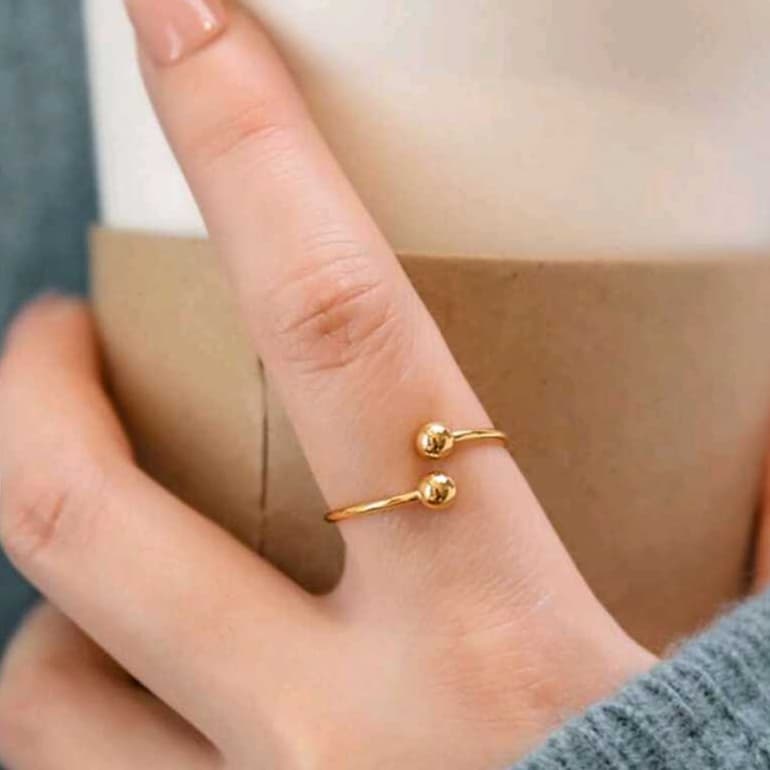 Anel de aço inox dourado inspiração alta moda duas bolinhas que se cruzam delicado fino minimalista