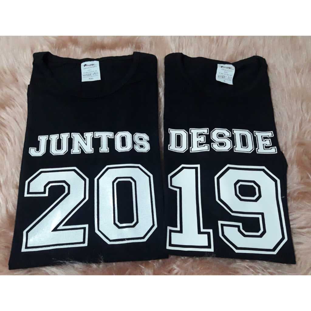 Kit de Camisetas para Casal Juntos Desde Personalizada com o Ano PRETO