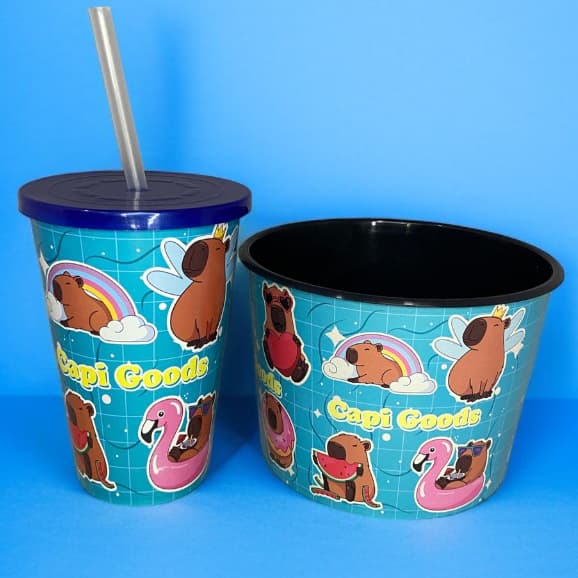 KIT PIPOQUEIRA 1.5L + COPO 550 ML CAPIVARA AZUL - CINEMA LEMBRANCINHA PRESENTES