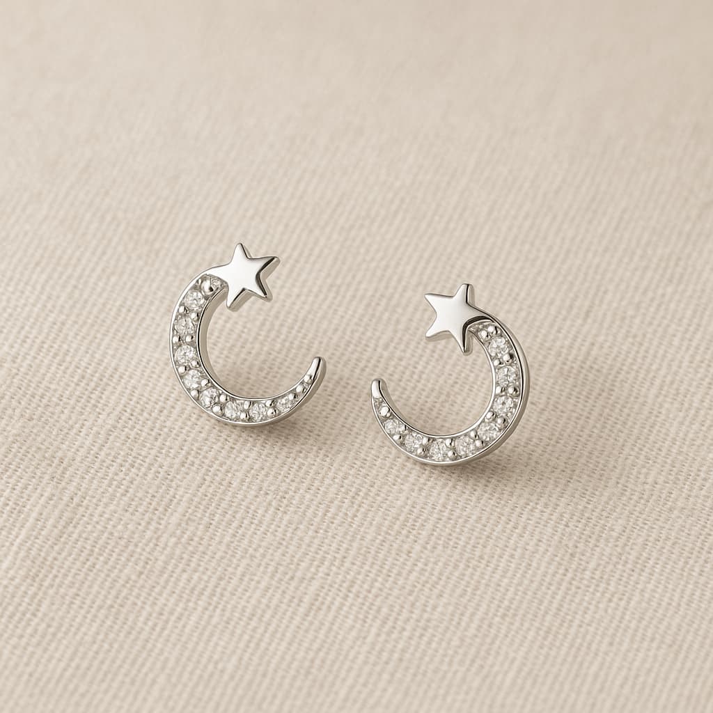 Brinco Lua com Estrelinha Banhado em Prata 925 – Delicado, Minimalista e com Zircônias