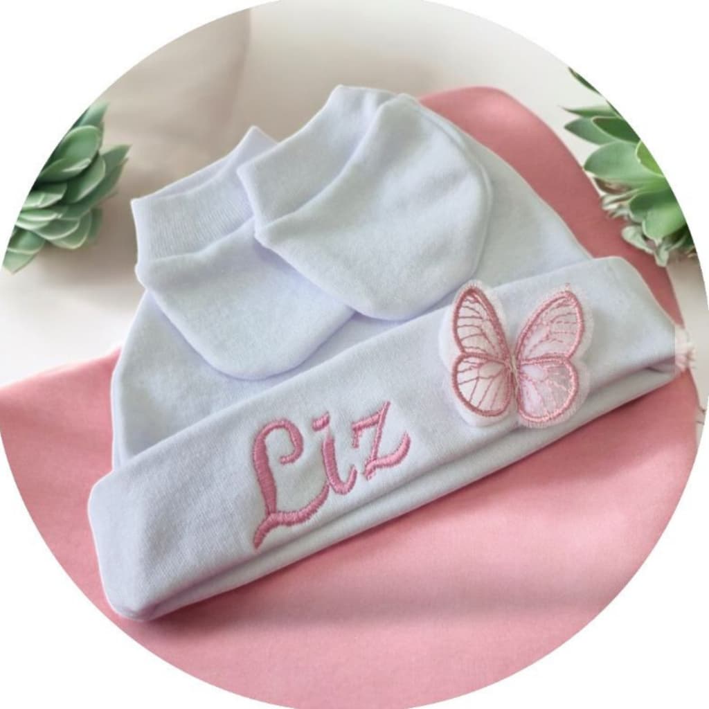 Kit 1 Touca Personalizada c/ Nome e  Aplique de Borboleta + 1 Par de Luvinhas