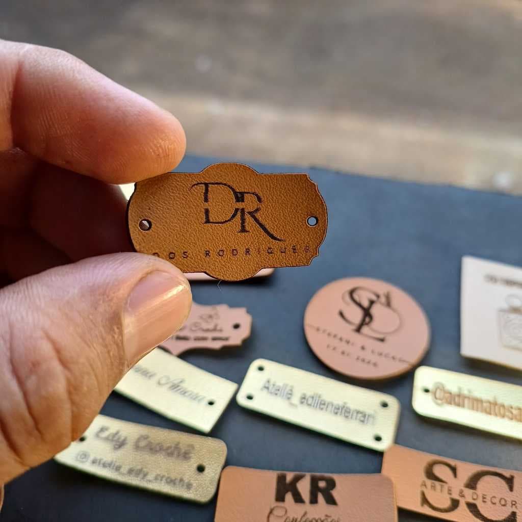 Etiqueta personalizada em couro para roupas croche amigurimi, kit com 50 sua marca, logo ou nome