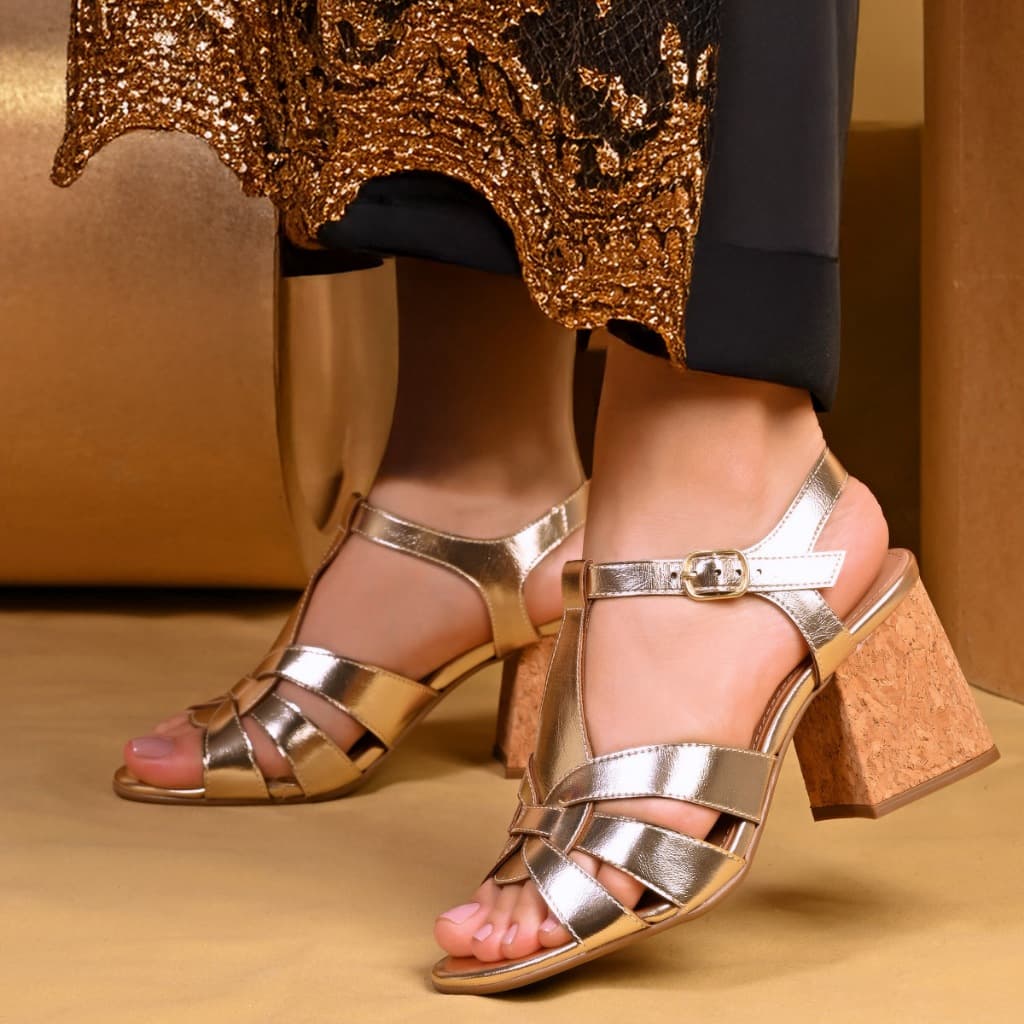 Sandália Feminina de salto grosso medio ( 8cm ) e Design Elegante