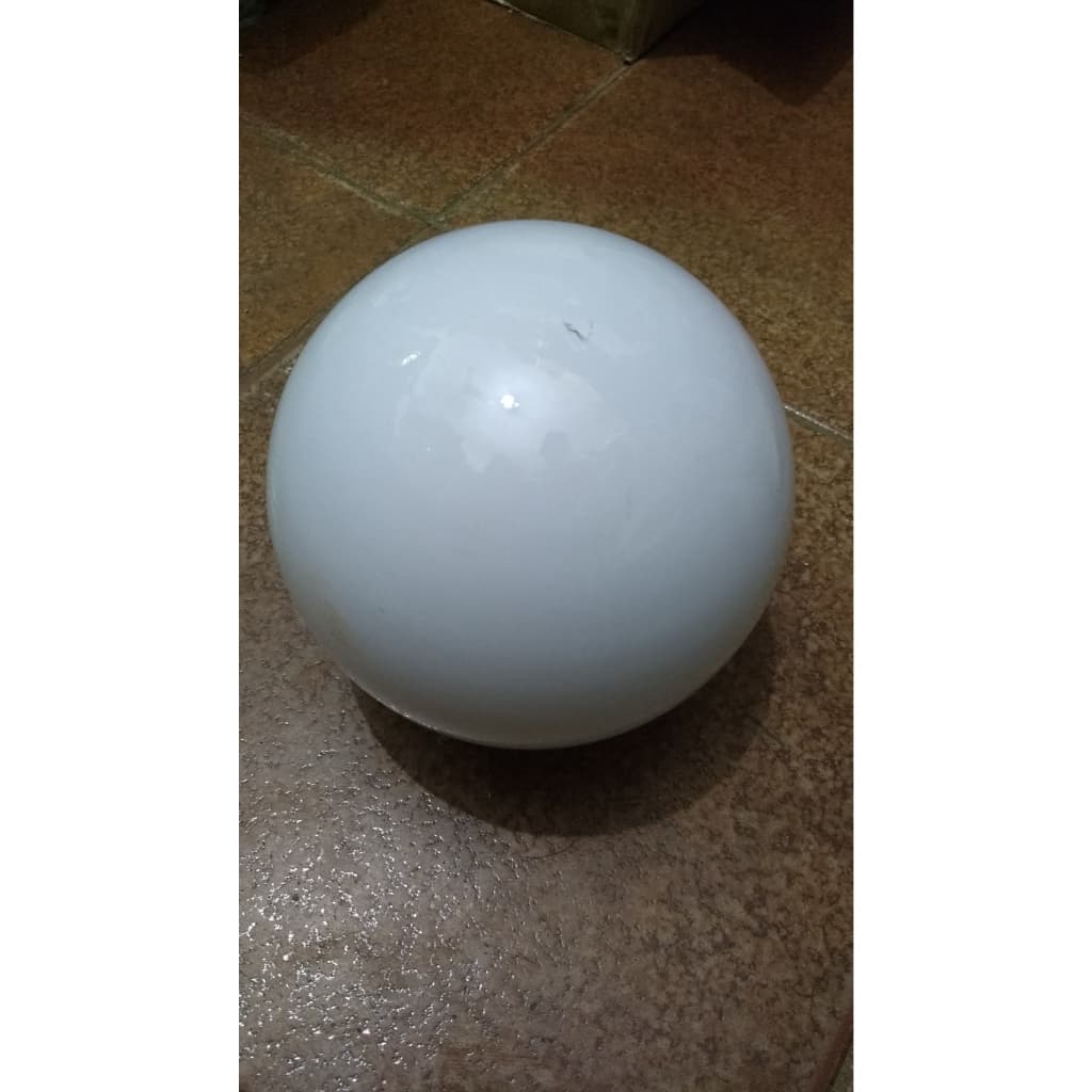 globo de vidro opalina leitoso 15x15 cm boca 9,5cm com alça.