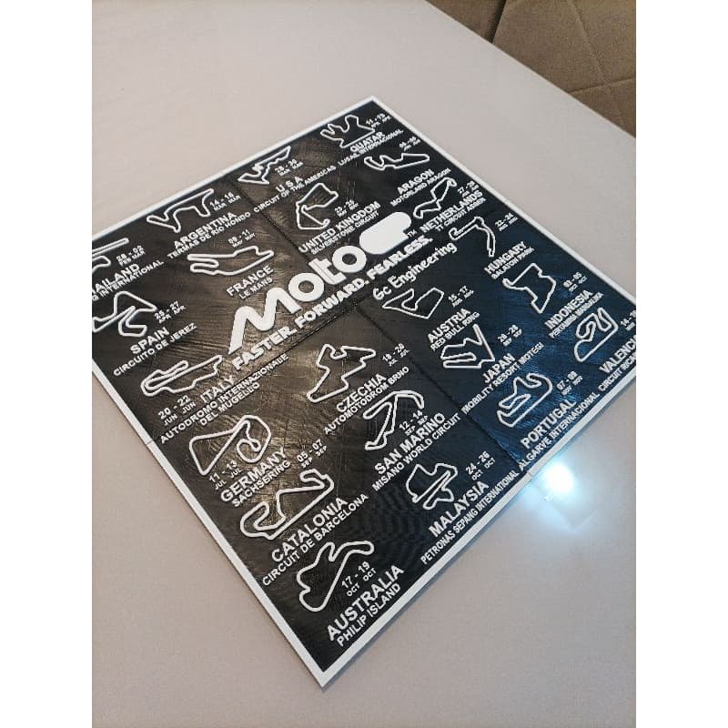 Quadro MotoGP 2025 3D | Calendário de Corridas 45x45cm Grande Parede Decorativo