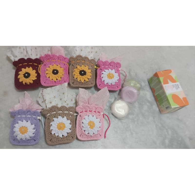 Porta sabonete de crochê(vem junto 1 sabonete da natura),margarida, girassol,sacolinha de croche,lembrancinha,presentear