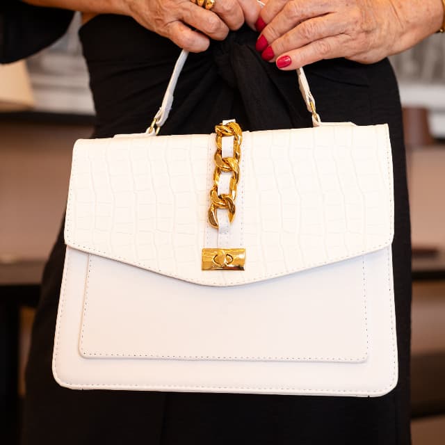 Bolsa Luxuosa Feminina Branca White com Metal Dourado Forrada Cetim + Alça Transversal Oferta