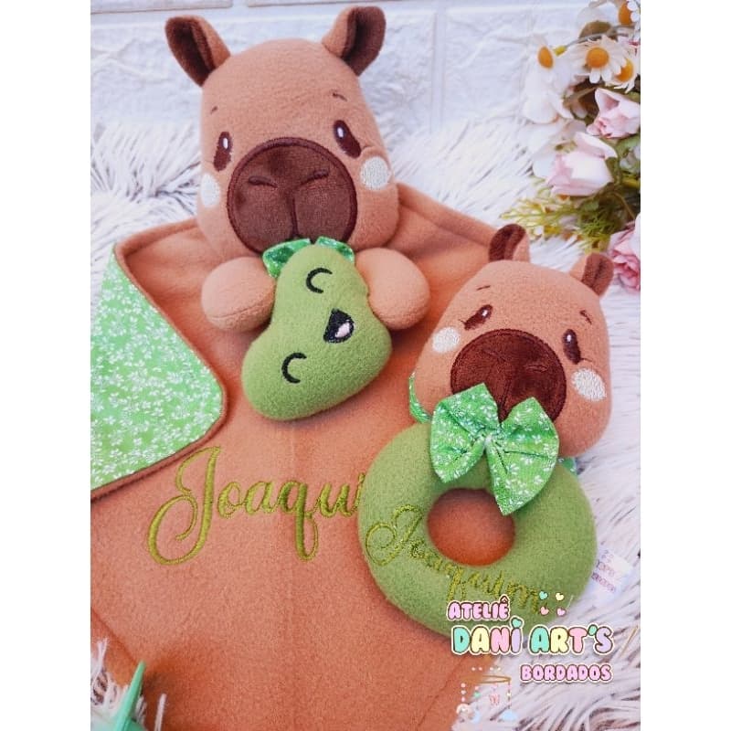 kit Naninha e chocalho Capivarinha, personalizada com nome bordado porta chupeta opcional, antialérgico