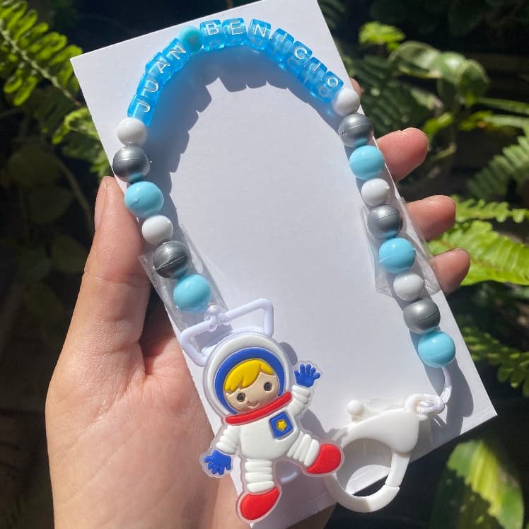 Prendedor de chupeta personalizado com nome do bebê e personagens infantis