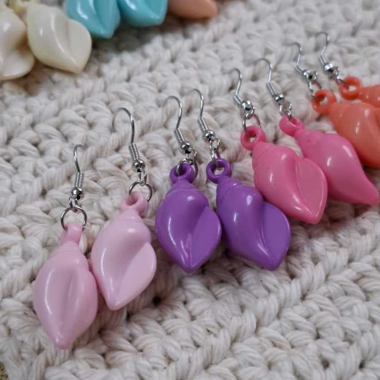 Brincos de conchas coloridas Kit com 2 pares