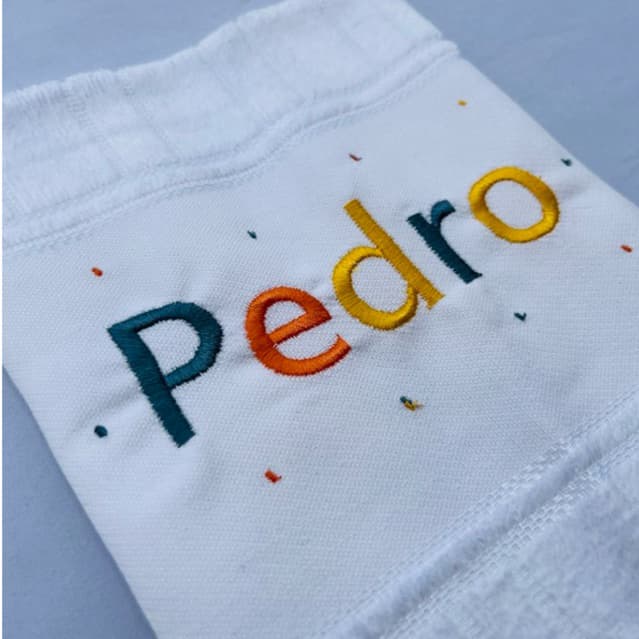 Toalha Bordada Personalizada Nome e Bolinhas Coloridas Dohler Presentes e Lembrancinhas