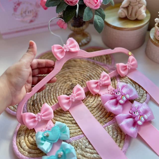 Cabide Porta Laços Infantil Rosa com Fita e Laços Decorativos – Organizador de Laços para Meninas