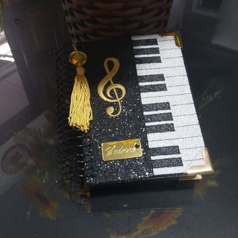 Hinário pequeno de organista ccb (Congregação Cristã) - música. Personalizado com nome e teclado de órgão