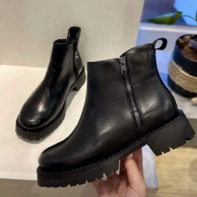 BOTA EM COURO CANO BAIXO ZIPER NA LATERAL.