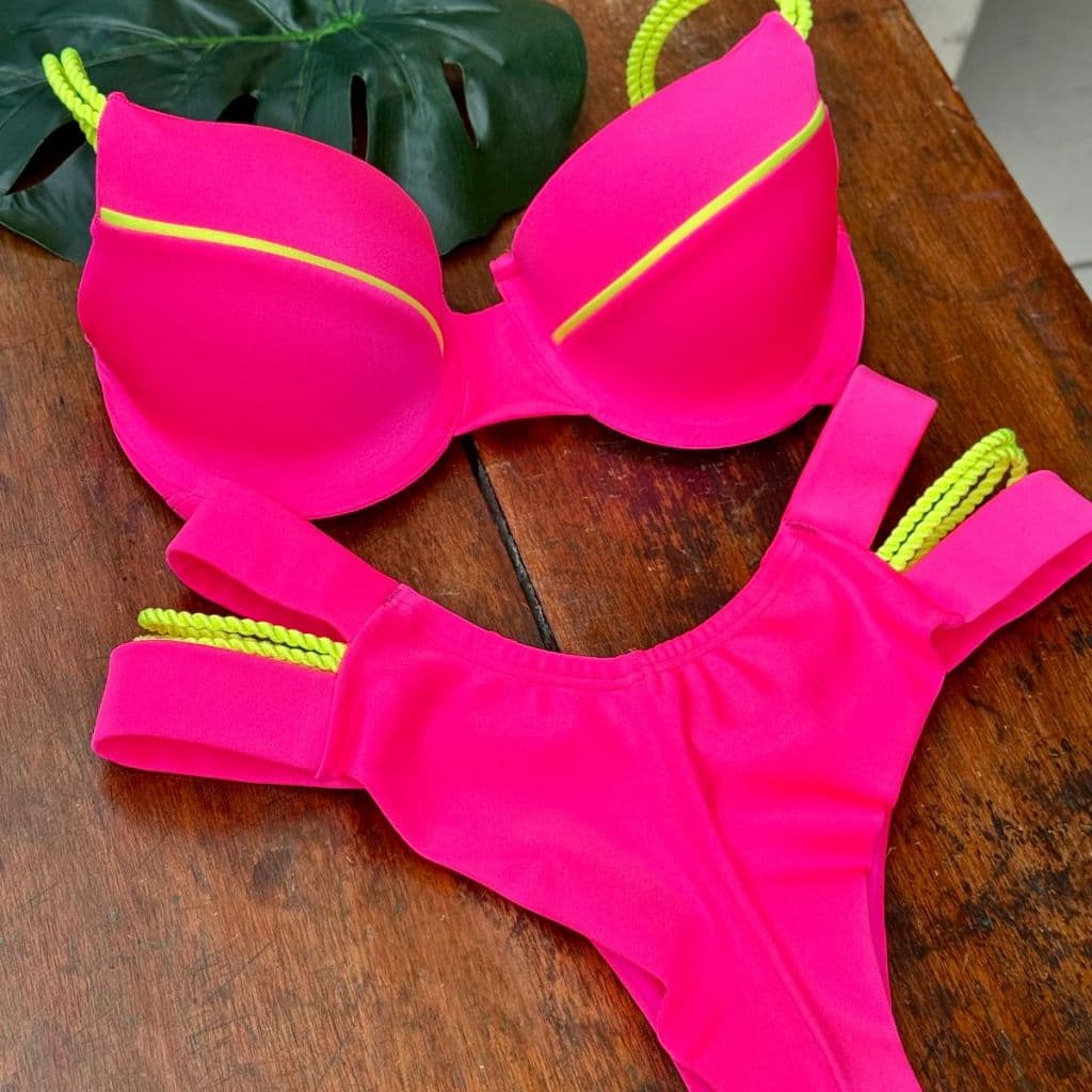 Biquíni Meia Taça Retrô com Aro e Calcinha Hot Pant
