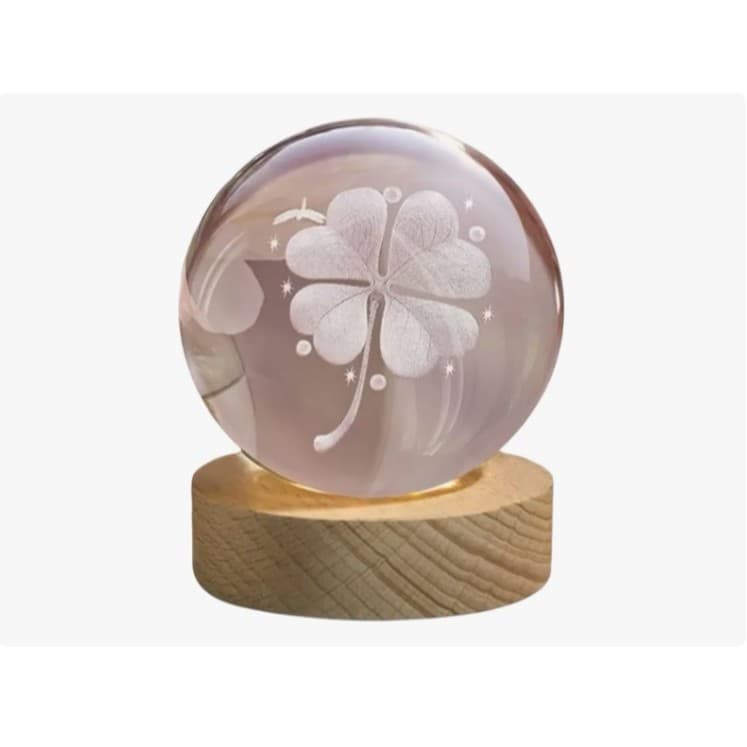 Mini Luminária Led Globo De Vidro 3d Base Madeira Usb Trevo