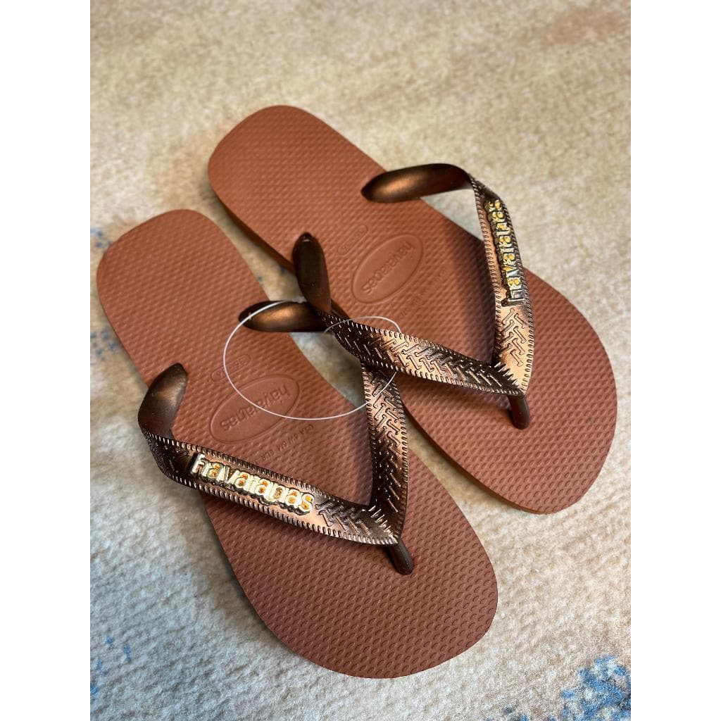 Chinelo Havaianas Top Customizada Logo Metal Custom Dourada Original Branca Bege Palha Ferrugem