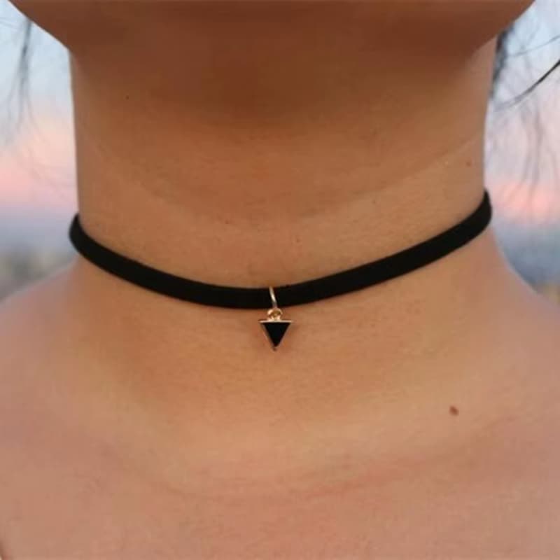 Colar Choker Triangulo Preto Veludo Gargantilha Geometrico