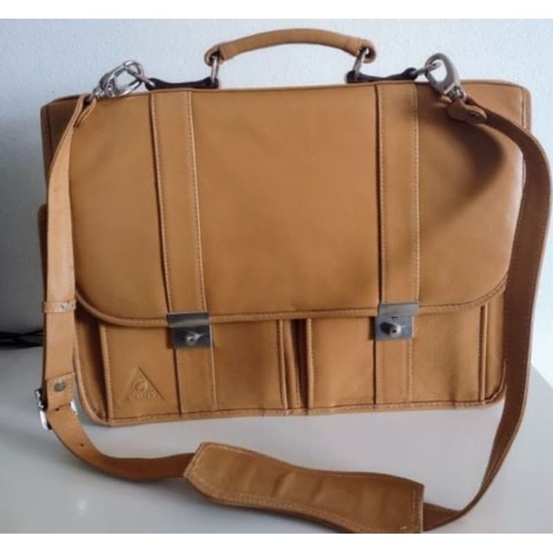 Bolsa com Alça Tiracolo Couro Carla Rio.
