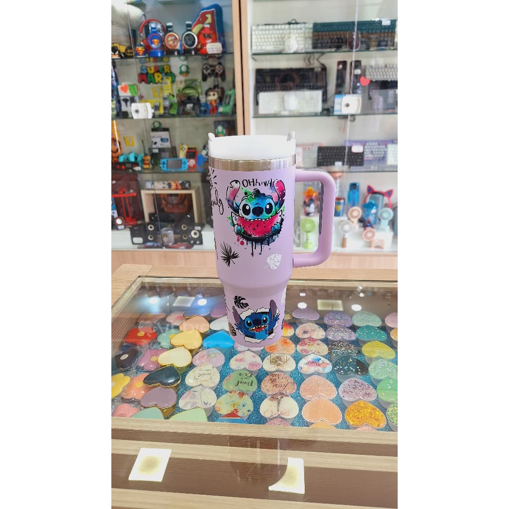 COPO TÉRMICO COM CANUDO TAMPA, TAMPA E ALÇA - PERSONALIZADO STITCH