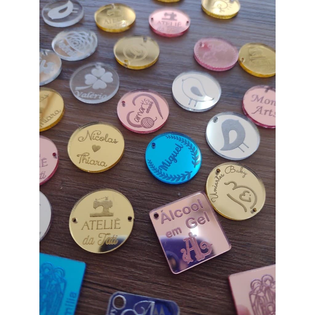 Etiqueta ou Tag  3x3cm ou 4x1,5cm em acrílico , com logomarca ou nome  personalizado
