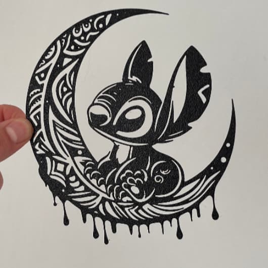 Quadro Decorativo Stitch na Lua – Estilo Minimalista (12x15 cm)