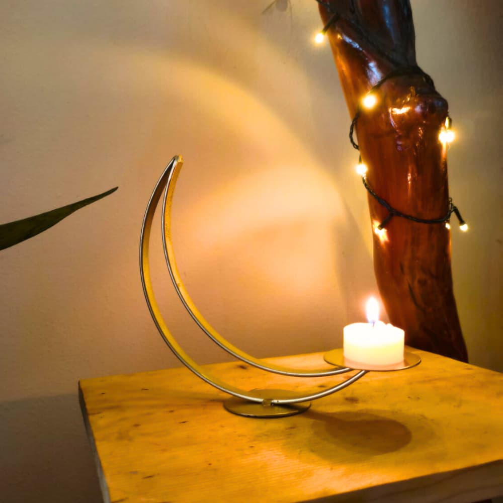 Candelabro Lua Crescente Artesanal Em Ferro Dourado – Decoração Mística e Sofisticada