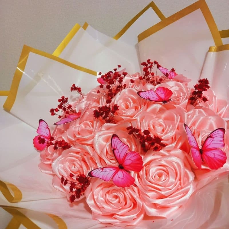 Buquê 17 Rosas Eternas com Borboletas e Florzinhas Sempre Vivas | ESCOLHA A COR