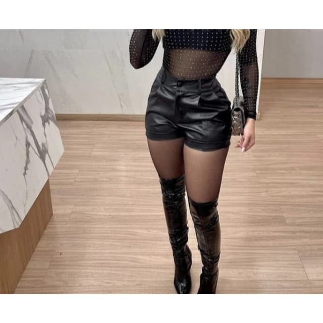 Shorts Couro Fake Ecológico Moda Cinto Cintura Alta Botão + BRINDE Meia e Calça