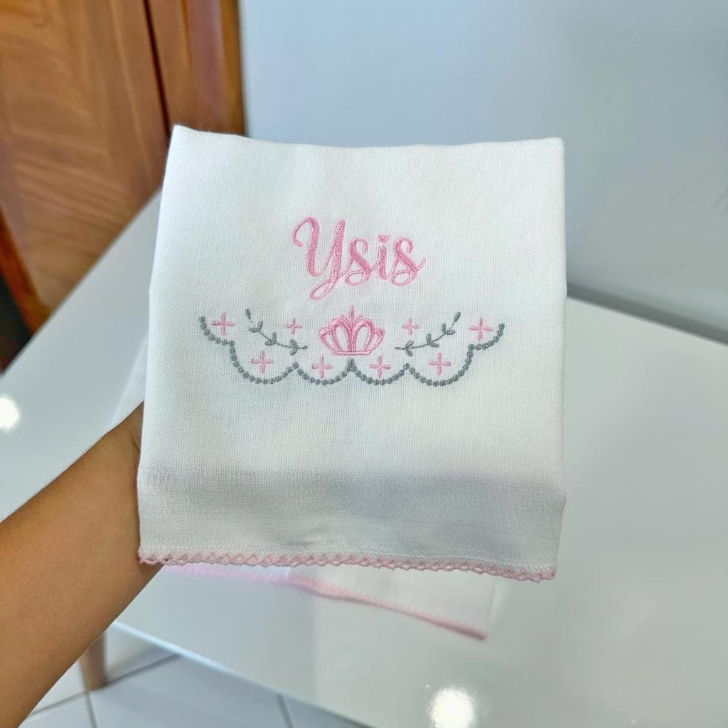 Fraldas bordadas com nome personalizado desenho coroa simples, ombro boca e passeio/cueiro - MENINA