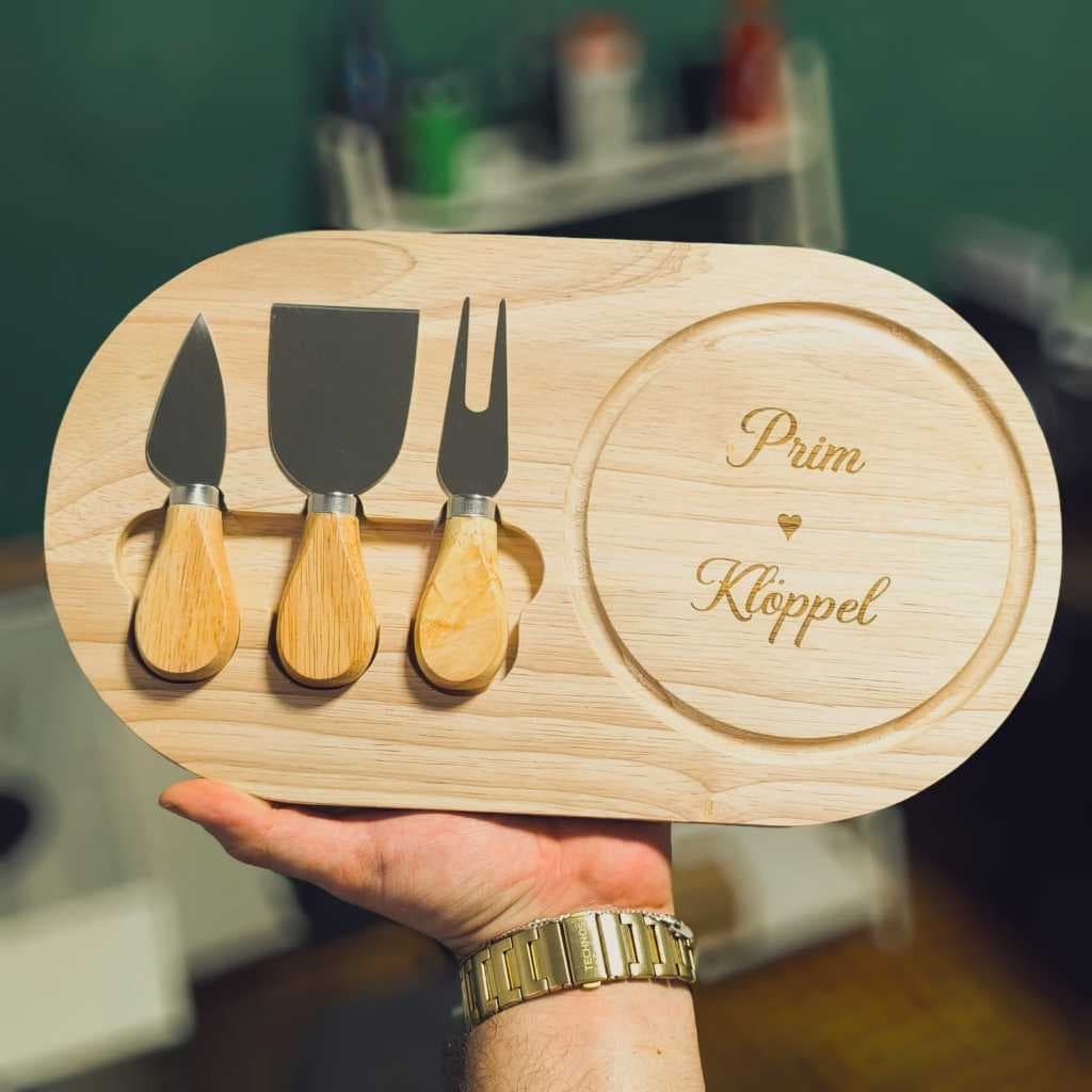 Presente para Casal – Kit Queijo Tábua de Bambu com 4 Peças Personalizada com Nomes