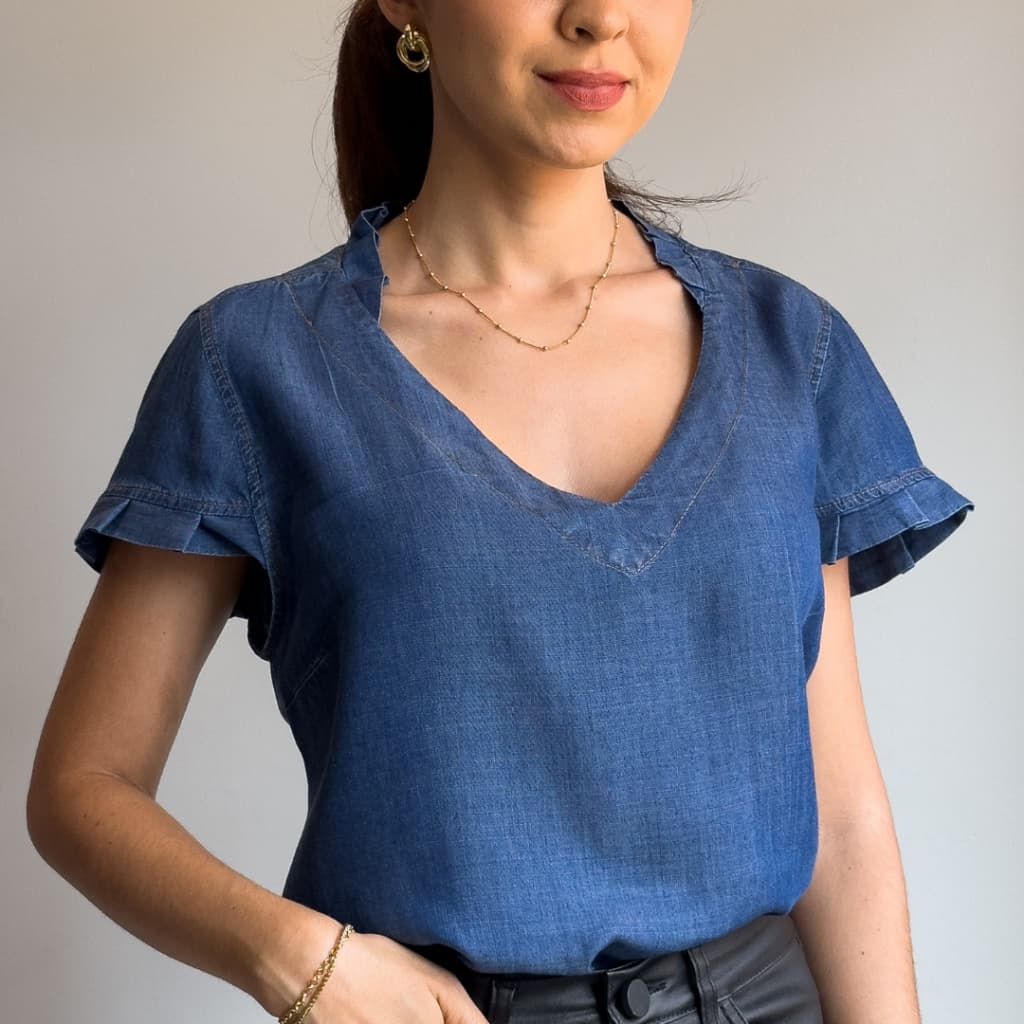 Blusa feminina jeans manga curta com babado e gola v