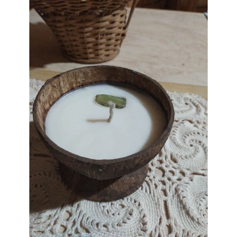 velas de côco aromáticas na casca do côco e potes