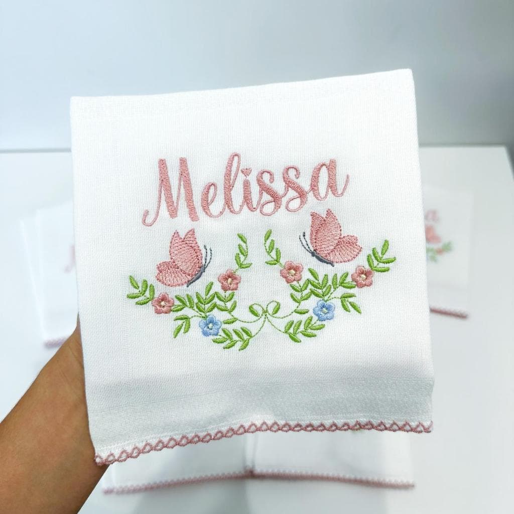 Fraldas personalizadas com nome bordado FLORES E BORBOLETA nude/rosê MENINA