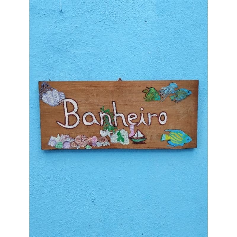 Placa de banheiro pirogravura e pintada a mão