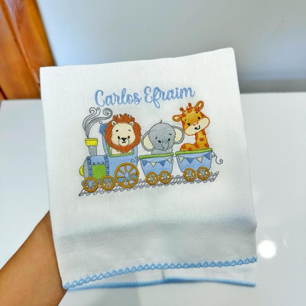 Três fraldas bordadas com nome e desenho SAFARI NO TREM kit 3 fralda passeio/ombro/boca-MENINO